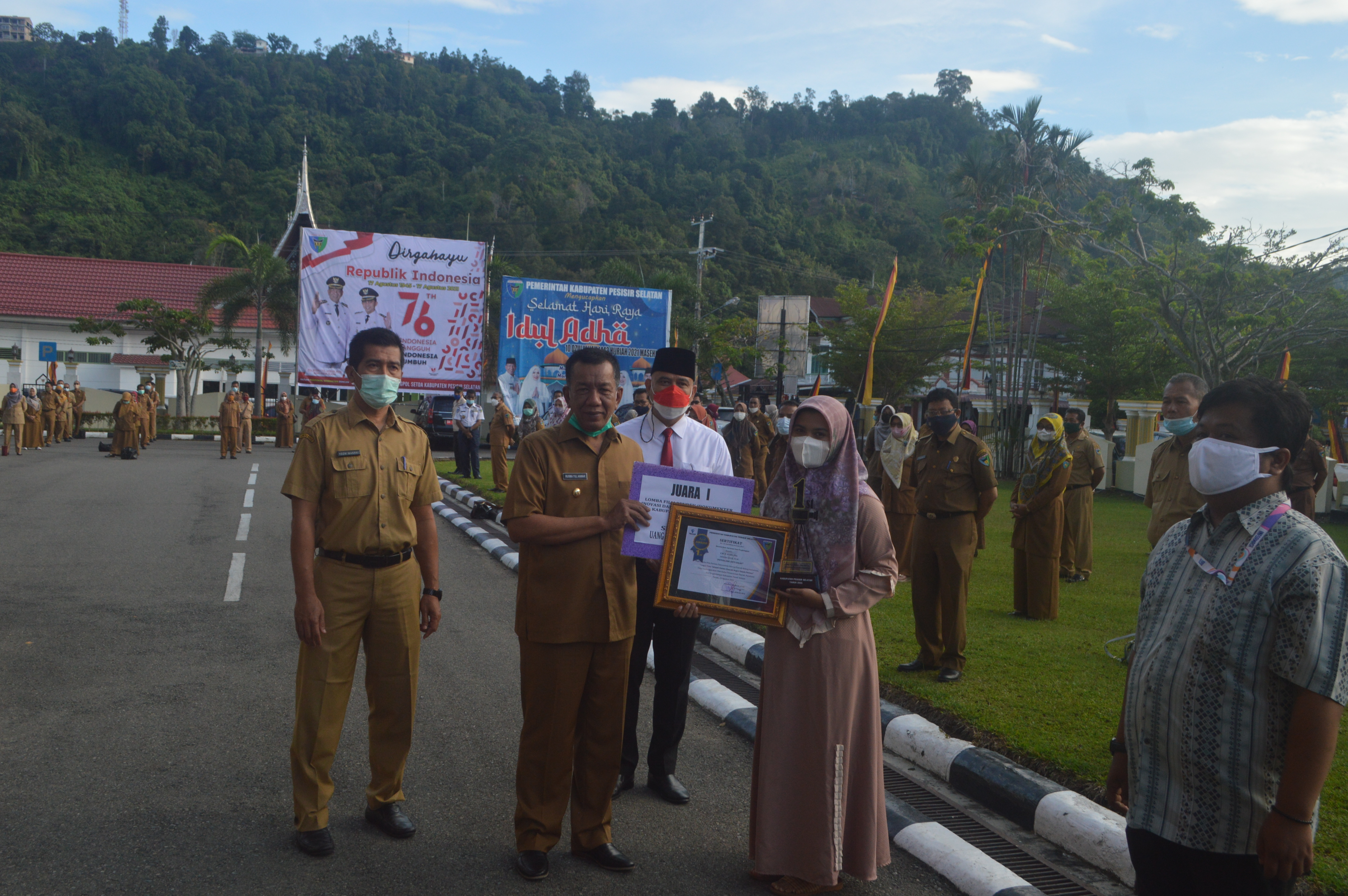 PENYERAHAN HADIAH PEMENANG LOMBA FILM DOKUMENTER INOVASI DAERAH BIDANG PARIWISATA KAB. PESISIR SELAT