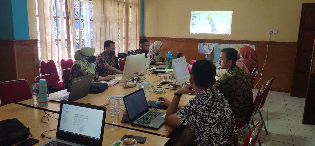 PELATIHAN SISTEM INFORMASI GEOGRAFIS (SIG) TERPADU BIDANG PENDIDIKAN